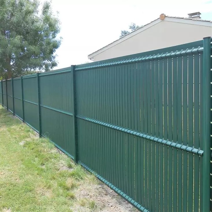 oplocení domu - plastová výplň plotu